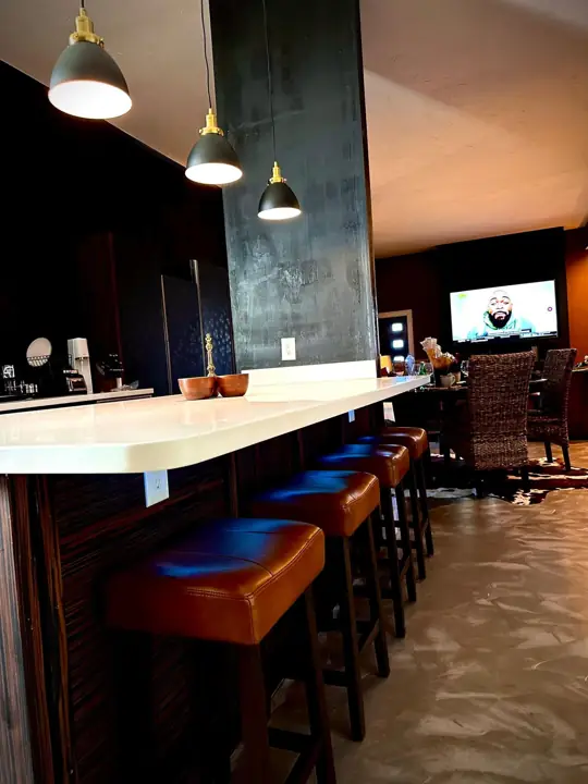 Breakfast bar and kitchen