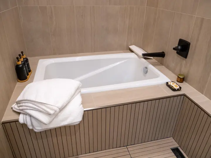 Deep soaking tub